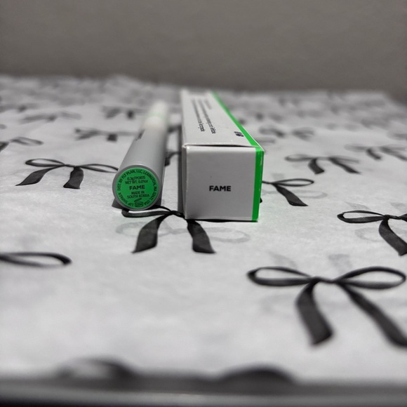 💄 FLYTE.70 — Chiseled Lip™ Lip Shaper in Fame - Picture 3 of 7